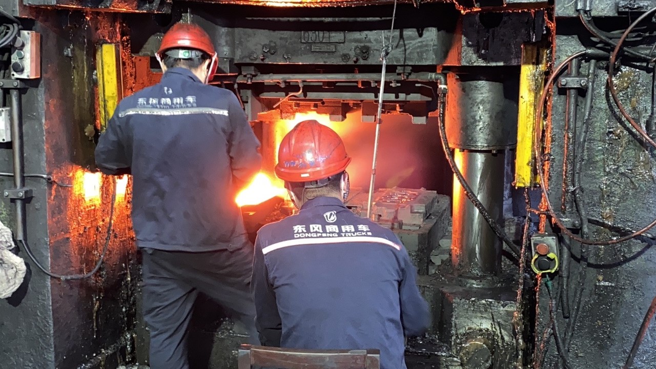 63MN鍛打中1.jpg 63MN鍛打中1.jpg